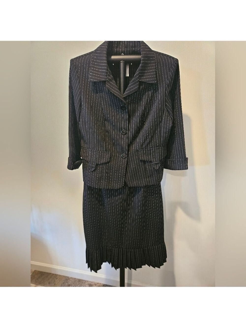 SPAGO COLLECTION BLACK W/WHITE PIN STRIPE SKIRT & JACKET SIZE 8